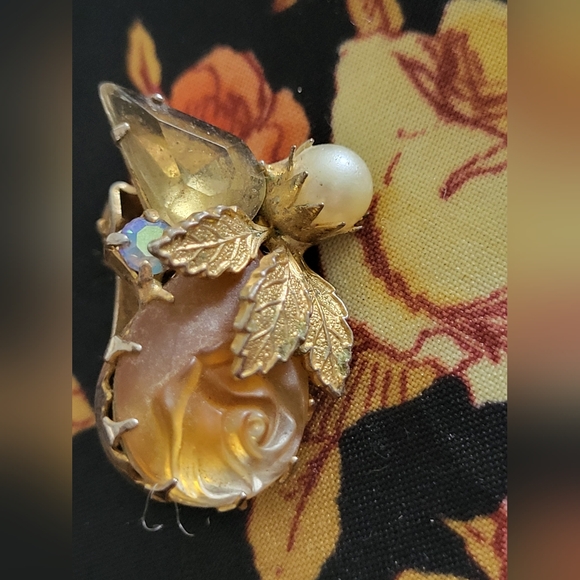 4/$20 🌟Lot of clip-on earrings mismatched. - Picture 6 of 15